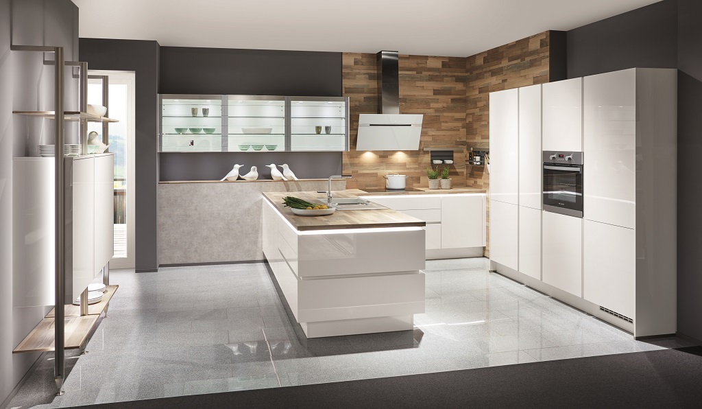 White handleless Focus Line N kitchen with a light island and wood-effect wall panels