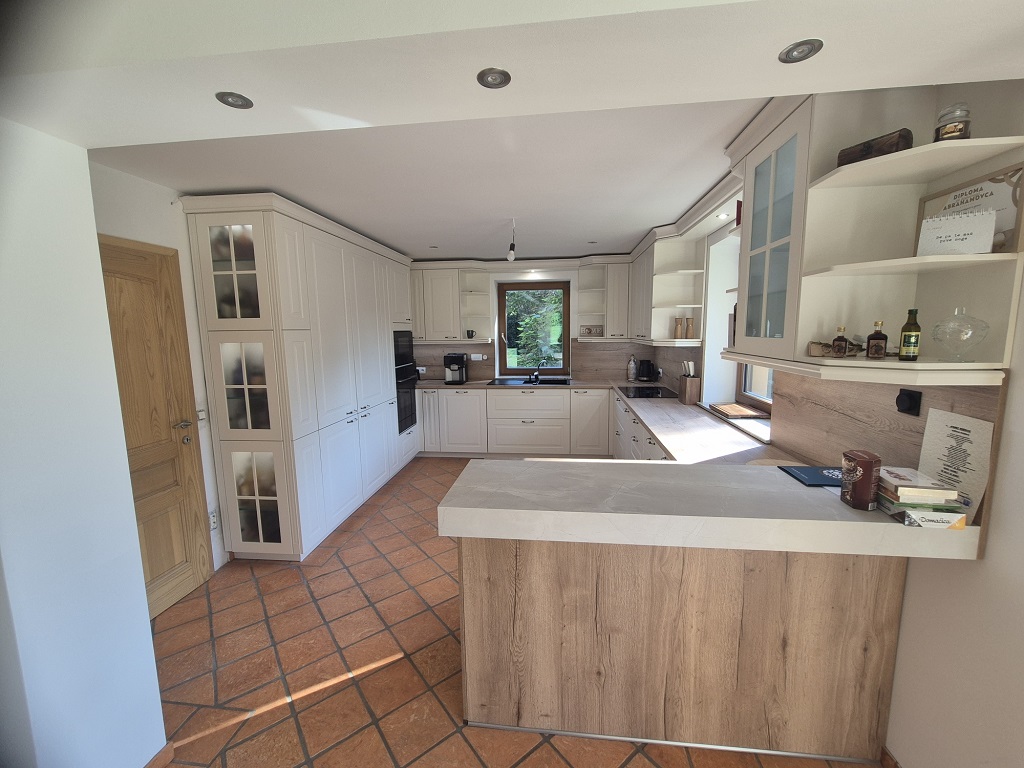 Rustic kitchen in magnolia and wood-effect finish, installed at the client's home – Šmigoc Furniture
